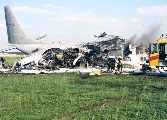 Tuy nhiên, phi công trong lúc bối rối lại tắt động cơ phía cánh phải, khiến chiếc C-130H ngoặt sang trái và đâm xuống gần đường băng sân bay Eindhoven. Ảnh: Alchetron.