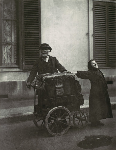 Gánh hát dạo trên đường phố Paris năm 1898. Ảnh: Eugène Atget.