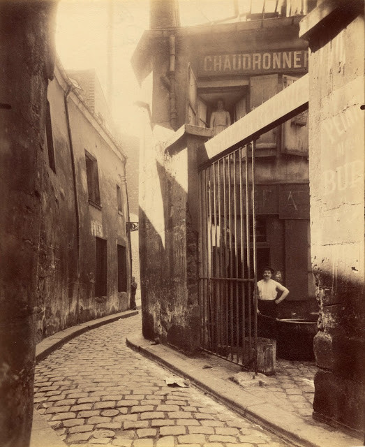 Bên ngoài một tiệm rèn trong ngõ hẻm, Paris năm 1911. Ảnh: Eugène Atget.