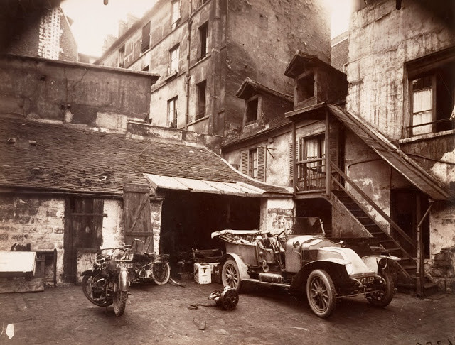 Tiệm sửa xe trong sân nhà số 7 phố Valence, Paris năm 1922. Ảnh: Eugène Atget.
