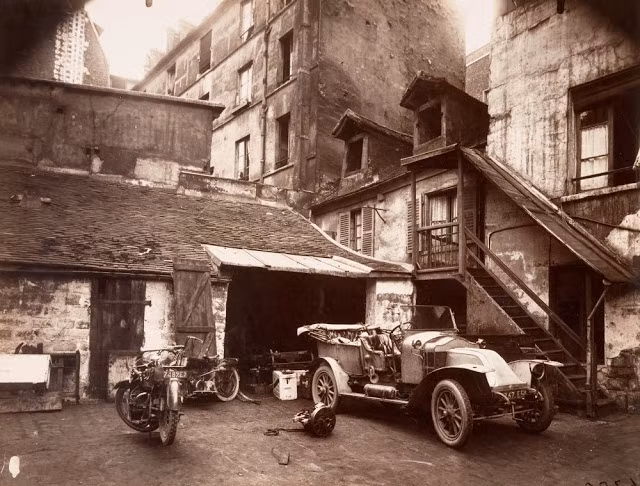 Tiệm sửa xe trong sân nhà số 7 phố Valence, Paris năm 1922. Ảnh: Eugène Atget.