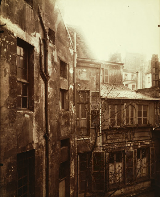 Những ngôi nhà ở khu phố Rohan, 1922. Ảnh: Eugène Atget.