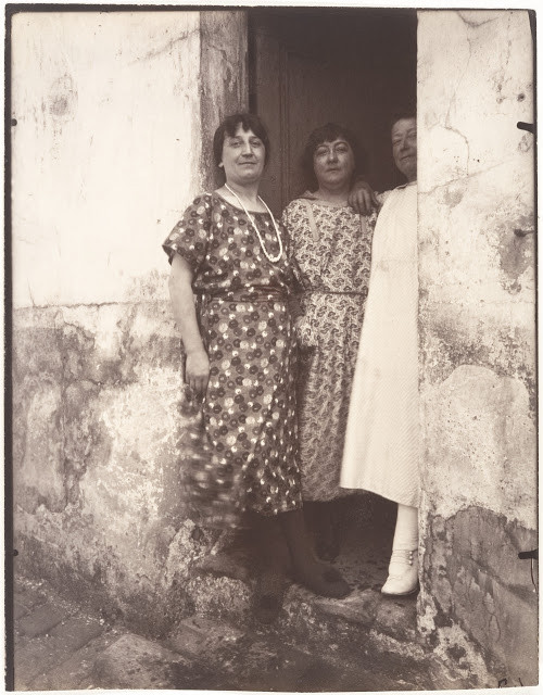 Ba phụ nữ đứng ngoài cửa một căn nhà trên phố Asselin, 1924. Ảnh: Eugène Atget.