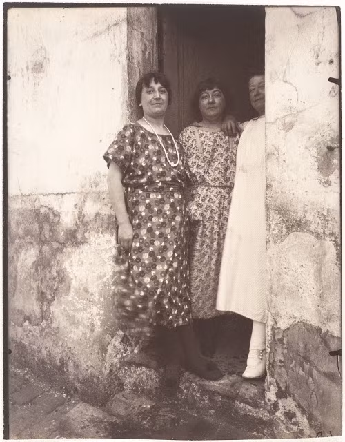 Ba phụ nữ đứng ngoài cửa một căn nhà trên phố Asselin, 1924. Ảnh: Eugène Atget.
