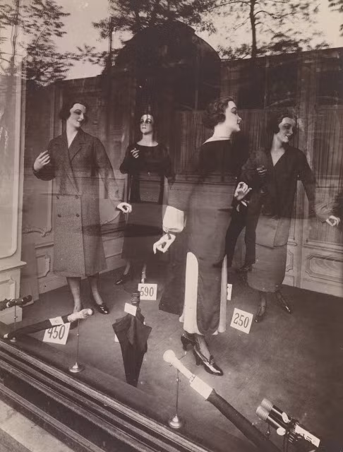 Cửa hàng thời trang trên đại lộ Gobelins, 1925. Ảnh: Eugène Atget.