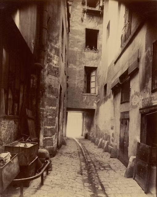 Ngõ hẻm ở góc phố Seine - l’Echaudé. Ảnh: Eugène Atget.