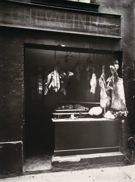Cửa hàng bán thịt ngựa trên phố Christine, Paris năm 1920. Ảnh: Eugène Atget.