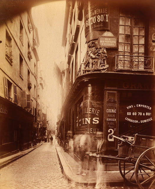 Người kéo xe đi qua phố Nonnains d’Hyères, năm 1900. Ảnh: Eugène Atget.