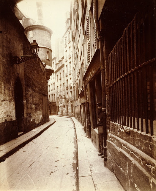 Phố l’Hotel de Ville, 1921. Ảnh: Eugène Atget.