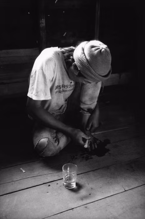 Một người đàn ông chích heroin ở làng Pa Khia. Sau các chiến dịch rà phá đồng thuốc phiện của quân đội Thái, các con nghiện đã chuyển từ thuốc phiện truyền thống sang sử dụng heroin. Ảnh: Patrick Zachmann/ Magnum.