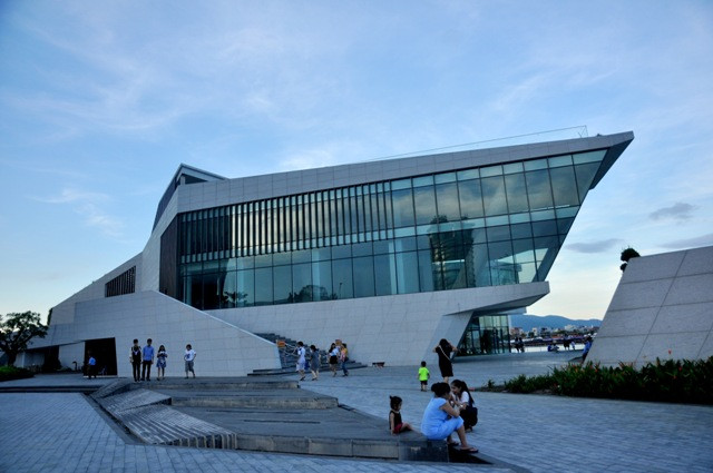 Được biết, cuối tháng 12.2015, UBND TP Đà Nẵng có Quyết định số 9517 cho Công ty TNHH I.V.C thuê đất để xây dựng nhà hàng và bến du thuyền tại khu vực phía Nam cảng sông Hàn.