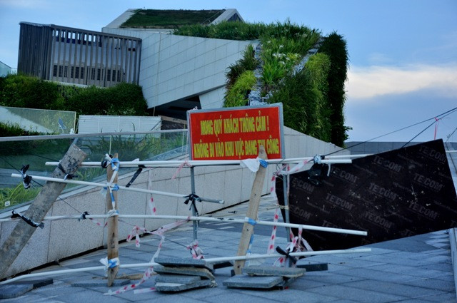 Biển cảnh báo, hàng rào tạm được đặt các lối đi vào công trình.