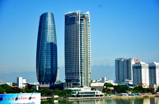 Sở hữu vị trí đắc địa bậc nhất tại TP Đà Nẵng và được đánh giá là công trình có kiến trúc đẹp, dự án khu dịch vụ du lịch nhà hàng - cafe - bar và bến du thuyền do Công ty TNHH I.V.C của ông ông Phan Văn Anh Vũ ( Vũ "nhôm") đã hoàn thiện phần xây dựng từ giữa năm 2017, nhưng tới nay chưa được sử dụng.