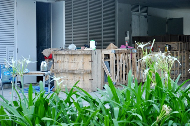 Khu vực trong tầng 1 của công trình này vẫn còn ngổn ngang.