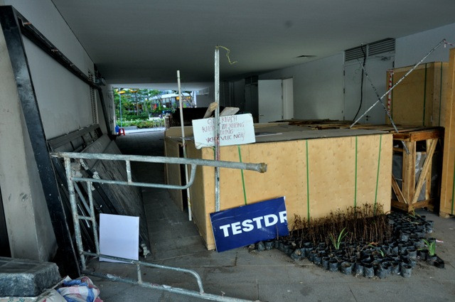 Các lối ra vào công trình này đều bị "phong tỏa".