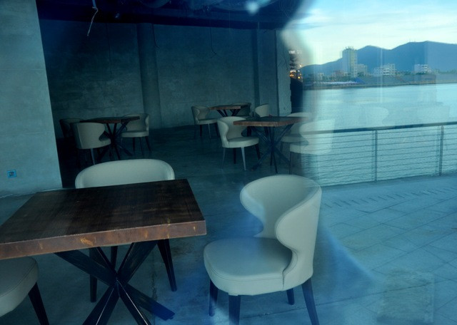 Một số khu vực khác đã được bày biện bàn ghế.