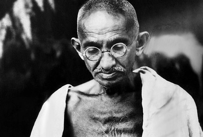 Năm 1947, Ấn Độ chia tách thành hai quốc gia độc lập là Ấn Độ theo Hindu giáo và Pakistan theo Hồi giáo. Sự chia cắt này diễn ra cùng nhiều biến cố đau buồn: 12 triệu người tị nạn đổ ra các nẻo đường kèm theo bạo lực giữa các cộng đồng. Tại Calcutta, Gandhi tuyệt thực vì hòa bình. Ảnh: Women empowerment.