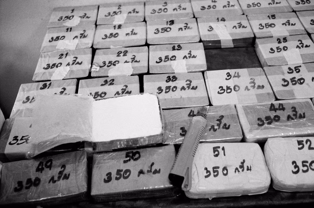 18kg heroin tinh khiết được cánh sát Thái Lan thu giữ và trưng bày ở Bangkok. Xuất xứ của lô hàng này là hang ổ ma túy của trùm ma túy Khun Sa. Ảnh: Patrick Zachmann/ Magnum.