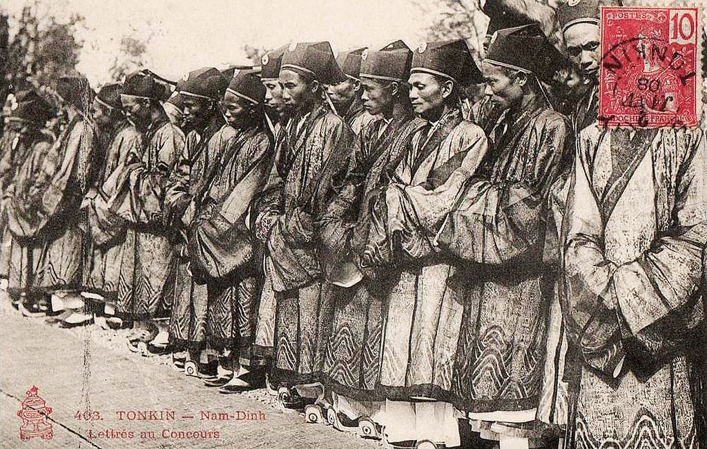 Các thí sinh thi đậu ở trường thi Nam Định sau khi được cấp mũ áo. Ảnh tư liệu.