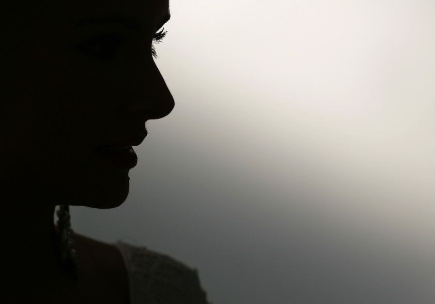 Tại Cơ quan Tình báo Quốc phòng, Ana Montes chọn một kỹ thuật tình báo giúp mình tránh bị phát hiện trong suốt 16 năm, đó là không bao giờ mang bất kỳ tài liệu hay tập tin điện tử nào từ chỗ làm về nhà. Thay vào đó, bà chỉ ghi nhớ chi tiết nội dung tài liệu nhạy cảm vào đầu. Ảnh: JP.