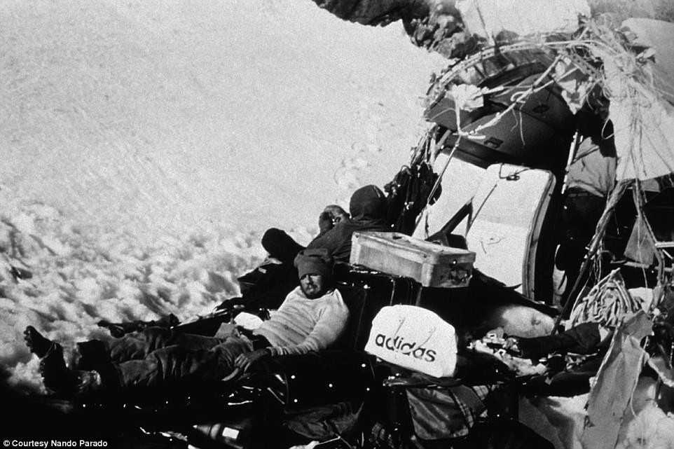 Về phía những người sống sót, họ chỉ có một số ít đồ ăn: vài thanh sô-cô-la, vài miếng kẹo, và chai rượu. Trong hai ngày sau tai nạn, họ chia đồ ăn này ra các phần nhỏ cho đỡ tốn và làm tan tuyết thành nước uống. Ảnh: Daily Mail.