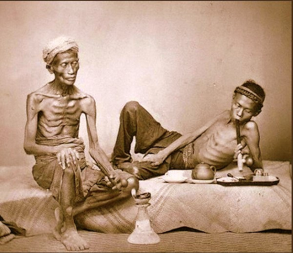 Giá bán thuốc phiện do những nghị định của chính quyền bảo hộ xếp đặt. Những vùng dân cư thu nhập cao thì thuốc phiện được bán giá cao hơn, và ngược lại. Ảnh tư liệu.