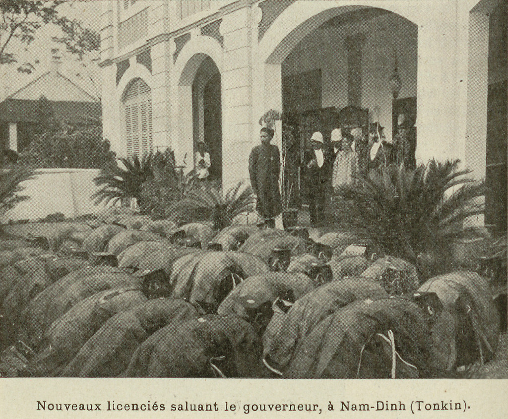 Các tân khoa cảm tạ Tổng đốc Nam Định. Ảnh tư liệu.