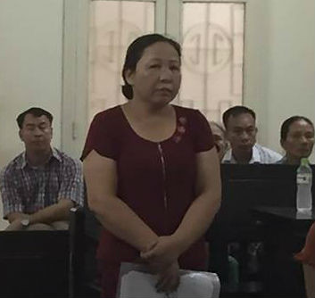 Bị cáo Duyên tại phiên xét xử phúc thẩm. Hồ sơ điều tra - “Hỏi tội” hàng xóm bằng… nửa viên gạch, trả giá 9 tháng tù treo