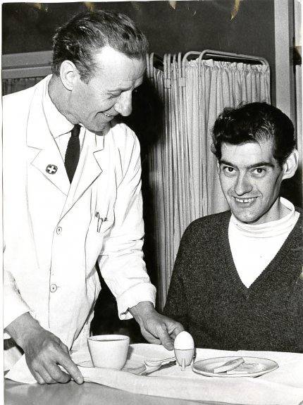 Trong bữa ăn đầu tiên sau cuộc nhịn ăn, Angus ăn một quả trứng luộc với một lát bánh mì và chút bơ. Anh phát biểu cảm tưởng với các phóng viên rằng: “Tôi cảm thấy rất no bụng”. Ảnh: Evening Telegraph.