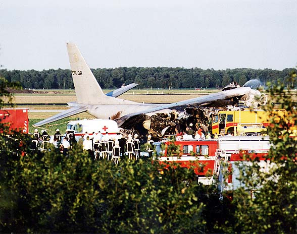 Một số cửa thoát hiểm bị chặn bởi ngọn lửa, trong khi số khác không thể mở do thân máy bay bị vặn xoắn sau cú đâm xuống đất. Ảnh: Het-klankbord.vuurwerk.nl.