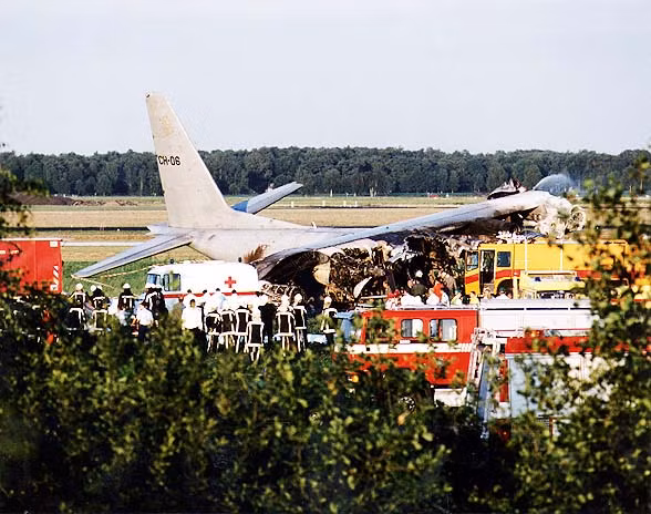 Một số cửa thoát hiểm bị chặn bởi ngọn lửa, trong khi số khác không thể mở do thân máy bay bị vặn xoắn sau cú đâm xuống đất. Ảnh: Het-klankbord.vuurwerk.nl.