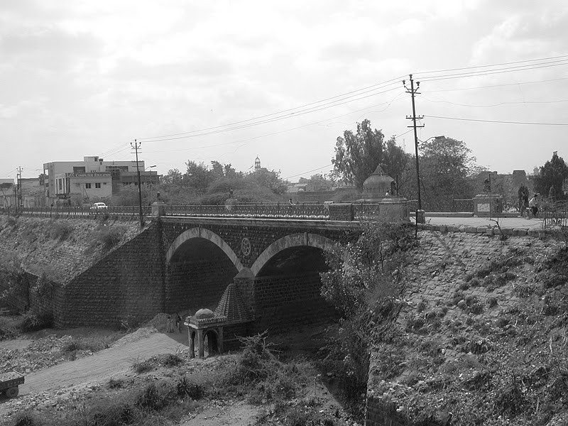 Điều này khiến đập Machchu-2 bị vỡ, tạo ra một bức tường nước khổng lồ, quét qua thị trấn công nghiệp Morbi nằm sau con đập 5km. Ảnh: Bridge of the Week.