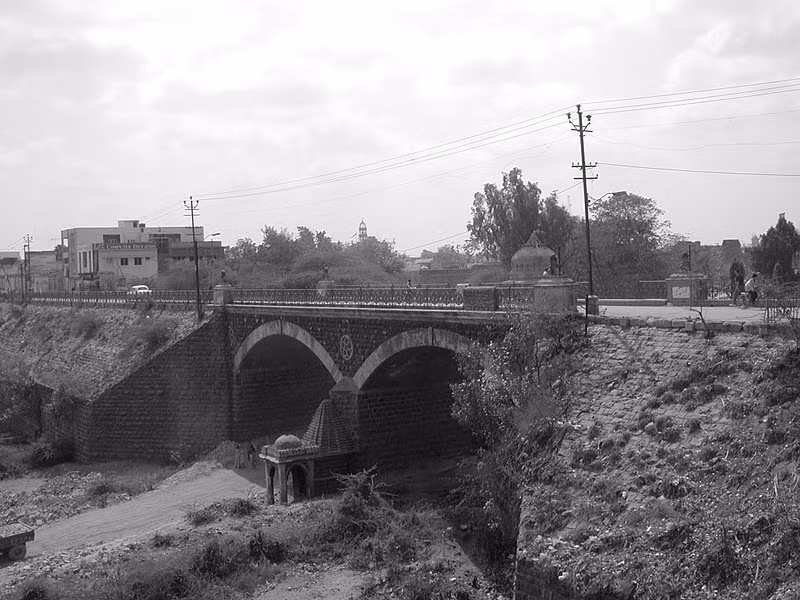 Điều này khiến đập Machchu-2 bị vỡ, tạo ra một bức tường nước khổng lồ, quét qua thị trấn công nghiệp Morbi nằm sau con đập 5km. Ảnh: Bridge of the Week.