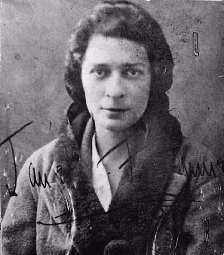 Trong gian đoạn này, Flanner đã trở thành một tay viết kỳ cựu của báo The New Yorker. Những lá thư gửi từ Paris dưới bút danh Genet của cô đã có sức hút lớn với độc giả Mỹ thời điểm đó.