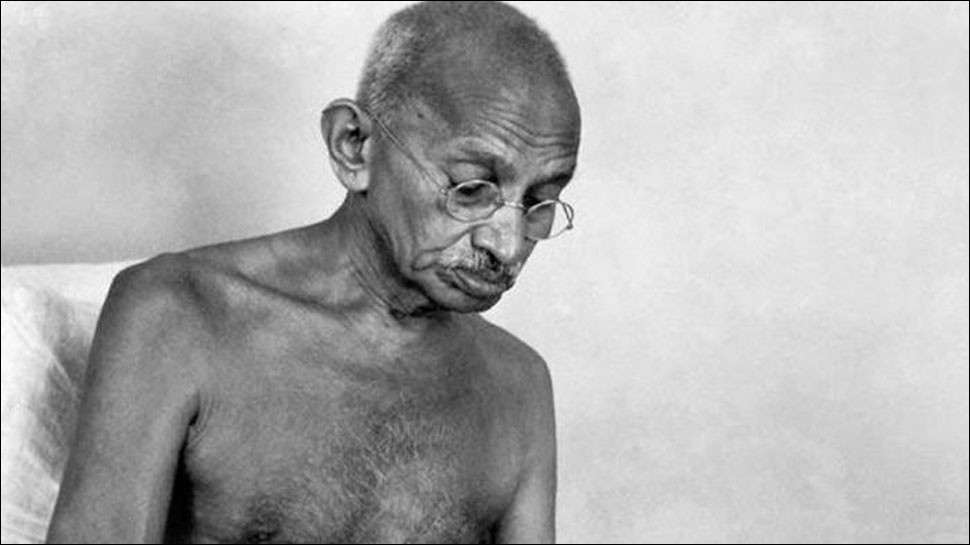 Đầu năm 1932, Gandhi bj chính quyền thực dân giam trong nhà tù Yeravda do vận động đấu tranh đòi quyền lợi cho người Dalit, tầng lớp dưới đáy của xã hội Ấn Độ. Ông bắt đầu tuyệt thực vào ngày 20/9/1932, sau ít ngày thì ngã quỵ do suy kiệt về thể chất. Ảnh: Zee News.