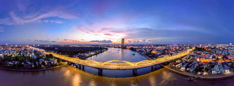 Cầu Quang Trung nối liền hai quận Ninh Kiều và Cái Răng. Công trình vừa kết nối giao thông, vừa tạo nét đẹp tươi mới, hiện đại cho không gian phố thị TP Cần Thơ.