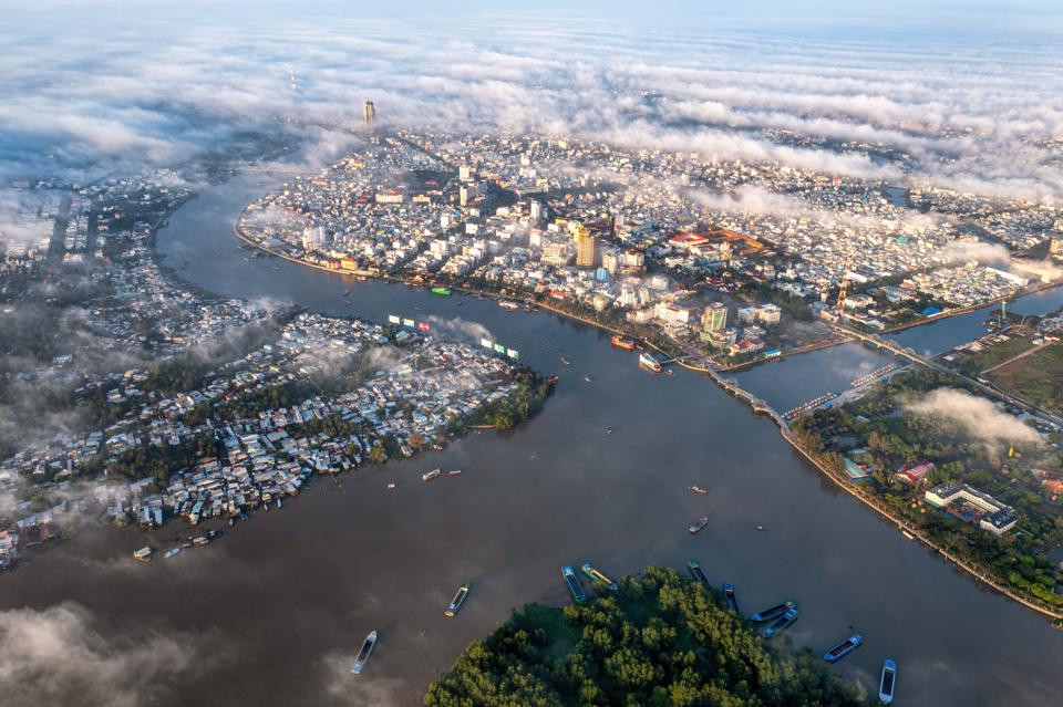 Trung tâm quận Ninh Kiều, TP Cần Thơ huyền ảo trong sương.