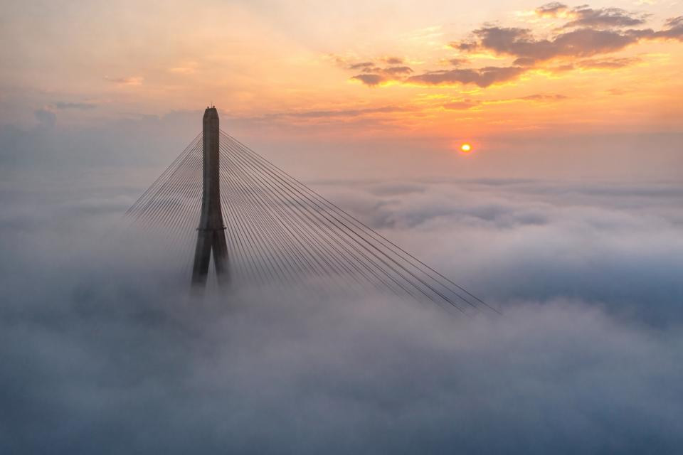 Cầu Cần Thơ trong bình minh.