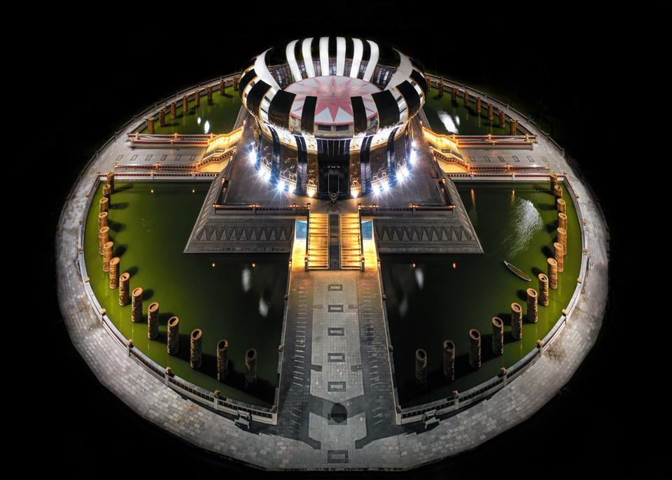 Về đêm Đền thờ Vua Hùng TP Cần Thơ trở nên lung linh, huyền ảo. Sau hơn 10 tháng được đưa vào hoạt động, Đền thờ Vua Hùng TP Cần Thơ vừa được Hiệp hội Du lịch ĐBSCL công nhận Điểm Du lịch tiêu biểu cấp ĐBSCL.