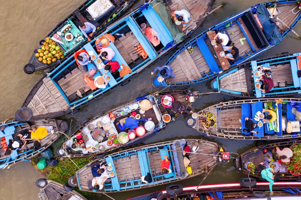 Đến Chợ nổi Cái Răng, du khách gần xa không thể bỏ qua trải nghiệm món bún trên sông nước lắc lư, thế nên nhiều du khách còn đặt cho món ăn này là "bùn lắc".