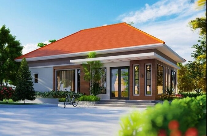 Đây là mẫu nhà cấp 4 mái thái truyền thống có gam màu cam và nâu chủ đạo. Các phía của căn nhà được trang bị hệ cửa kính lớn giúp lấy ánh sáng tối đa. (Ảnh: Datthu)