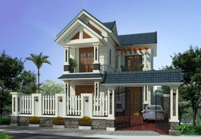 Nhà mái thái chữ L được thiết kế đơn giản, cùng hệ thống cửa và hàng rào đẹp mắt, phù hợp với khuôn viên có nhiều cây xanh. Đi qua 3 bậc tam cấp là khu vực phòng khách, nối tiếp không gian là phòng bếp và phòng ăn. (Ảnh: Wedo)