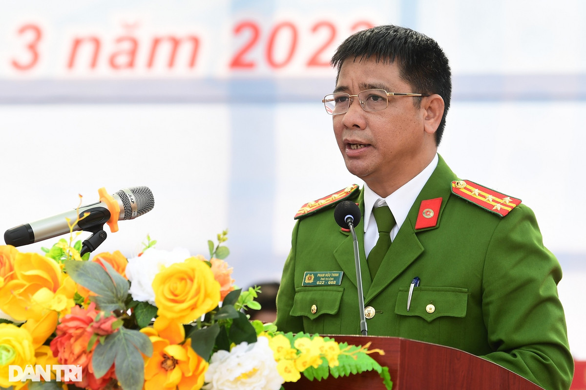 Kết thúc buổi lễ, Đại tá Phạm Hữu Thinh - Phó Tư lệnh Bộ Tư lệnh Cảnh sát cơ động biểu dương và chúc mừng những thành tích, kết quả của toàn thể cán bộ, chiến sĩ; đặc biệt là đội ngũ cán bộ quản lý, huấn luyện, hậu cần phục vụ, cùng toàn thể 150 chiến sĩ nghĩa vụ khóa K58 được điều động công tác tại Trung tâm đã đạt được trong khóa huấn luyện vừa qua. Đại tá Phạm Hữu Thinh nhấn mạnh, trước yêu cầu đặt ra đối với nhiệm vụ bảo vệ an ninh quốc gia, bảo đảm trật tự an toàn xã hội, mỗi cán bộ, chiến sĩ phải không ngừng phấn đấu, học tập nâng cao trình độ chuyên môn, nghiệp vụ; đồng thời phải thường xuyên rèn luyện, có sức khỏe tốt, chuyên sâu kỹ thuật động tác cá nhân, sử dụng thành thạo các loại vũ khí, công cụ hỗ trợ để sẵn sàng nhận và hoàn thành xuất sắc nhiệm vụ được giao trong mọi điều kiện, hoàn cảnh.