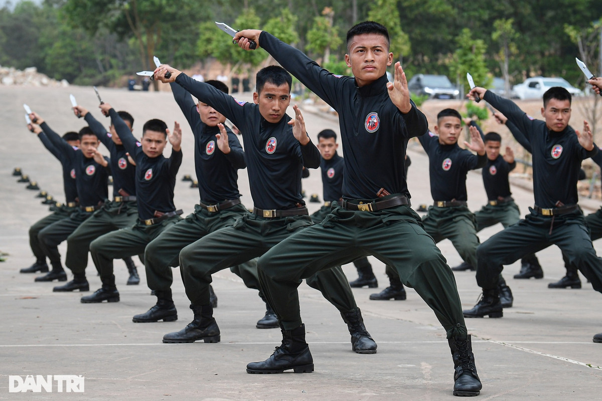 Các chiến sĩ biểu diễn kỹ thuật tấn công bằng dao. Việc sử dụng dao giúp các chiến sĩ tự tin, vận dụng linh hoạt trong các tình huống cụ thể. Ngoài ra, dao có thể tấn công cận chiến, áp sát mang lại hiệu quả cao.