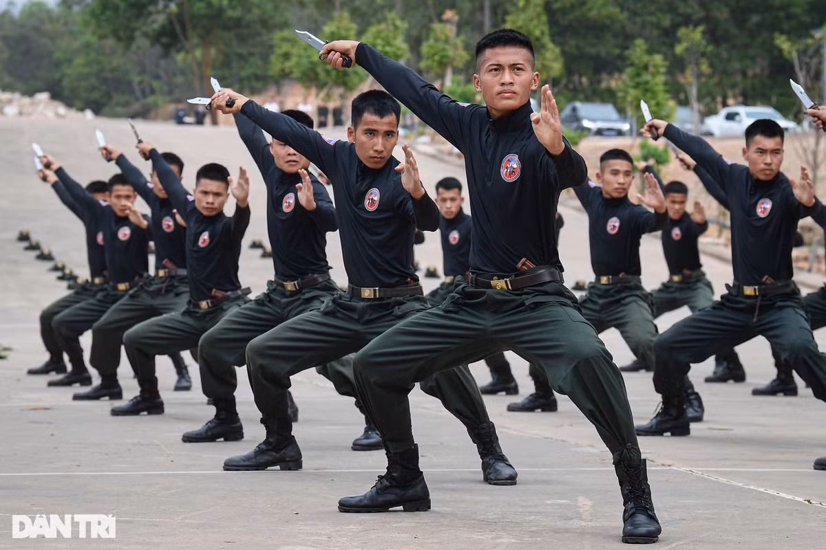 Các chiến sĩ biểu diễn kỹ thuật tấn công bằng dao. Việc sử dụng dao giúp các chiến sĩ tự tin, vận dụng linh hoạt trong các tình huống cụ thể. Ngoài ra, dao có thể tấn công cận chiến, áp sát mang lại hiệu quả cao.