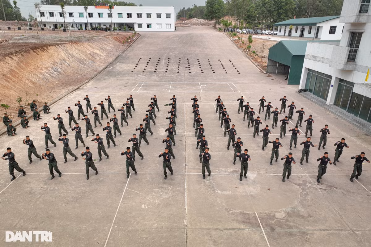 Ngoài các nội dung về nghiệp vụ, các Ban Huấn luyện đã kết hợp nghiên cứu xây dựng nhiều nội dung rèn luyện thể lực nâng cao sức khỏe, trong đó có 10 động tác thể lực liên hoàn chống khủng bố để phục vụ cho công tác huấn luyện thường xuyên, rèn luyện sức khỏe, sức chịu đựng của bản thân.