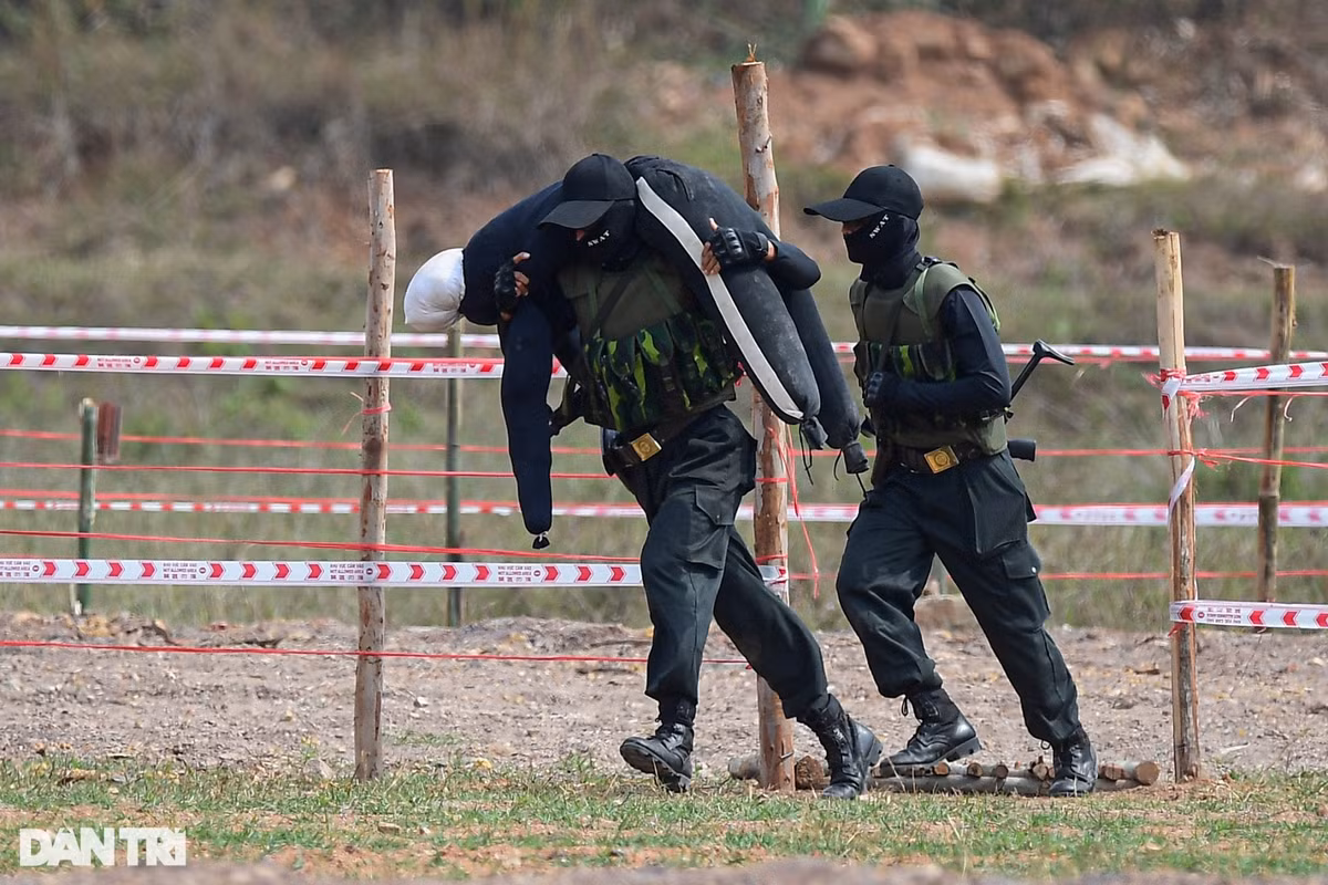 Sau khi nhóm khủng bố bị tiêu diệt, lực lượng đánh bắt đã nhanh chóng đưa con tin ra ngoài bàn giao cho lực lượng y tế cấp cứu, điều trị.