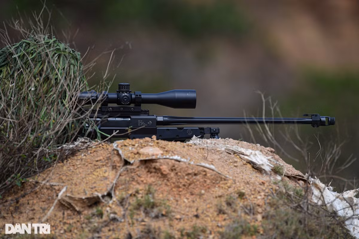 Các lực lượng hiệp đồng tác chiến nhịp nhàng, có bố trí súng bắn tỉa từ xa để yểm trợ cho lực lượng tiếp cận xông lên tấn công nhóm khủng bố.