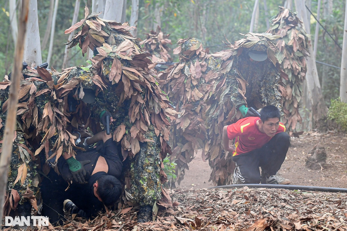 Qua quá trình đấu tranh, điều tra các đối tượng khai báo đang trên đường di chuyển đến vị trí hội quân cùng nhóm khủng bố trên đỉnh núi A. nhằm tấn công sân bay B. để tạo tiếng vang lớn thực hiện mưu đồ chính trị. Dự kiến khoảng 5 tên trang bị súng AK, súng ngắn, cùng số lượng thuốc nổ lớn và sẽ tiến hành vào ngày N+1. Đây là nhóm khủng bố được đào tạo bài bản, rất manh động, nguy hiểm. Lập tức Tư lệnh Bộ Tư lệnh Cảnh sát cơ động ra lệnh cho Trung tâm Huấn luyện quốc gia về phòng, chống khủng bố thành lập lực lượng đánh bắt. Sau đó, lực lượng đánh bắt đã tổ chức bí mật tập kích, tiêu diệt nhóm đối tượng khủng bố nguy hiểm này.