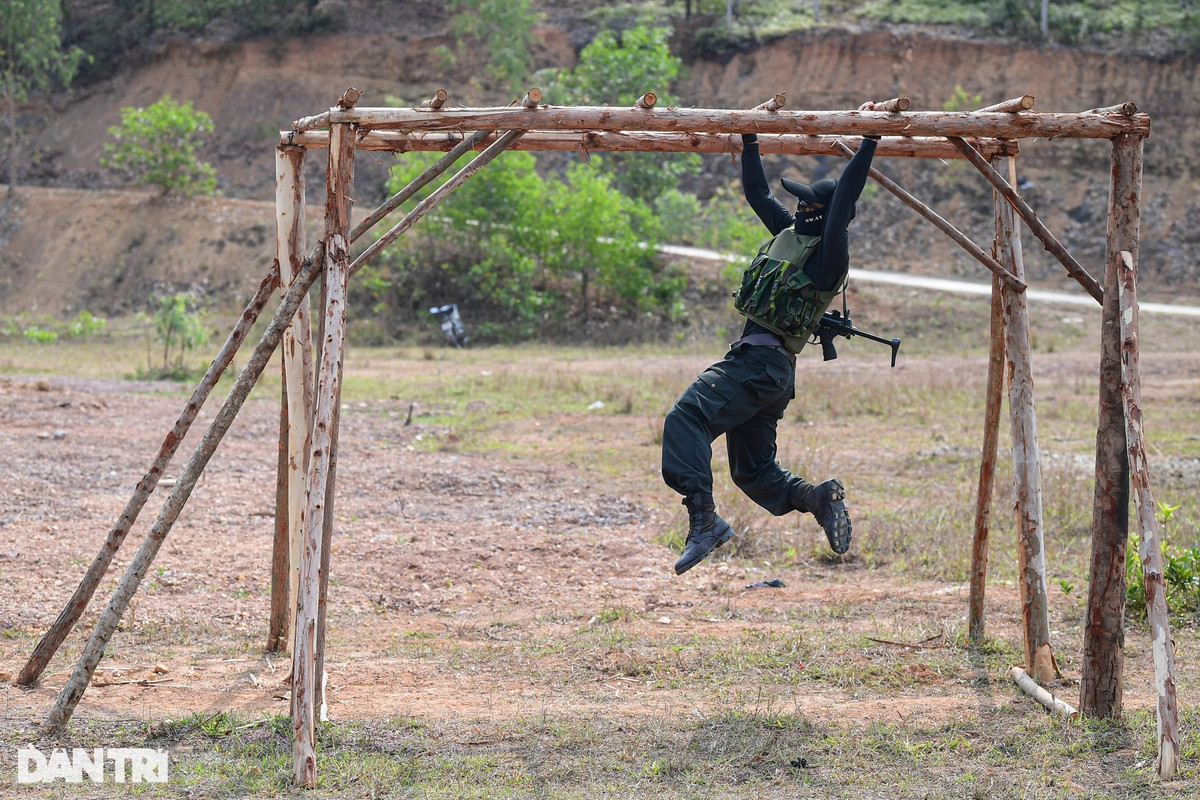 Một tình huống giả định nữa đặt ra là nhóm khủng bố đang cố thủ và khống chế con tin trong một ngôi nhà. Lực lượng đánh bắt phải vượt qua các vật cản, nhà cao tầng để tiếp cận mục tiêu, đánh bắt tội phạm và giải cứu con tin.
